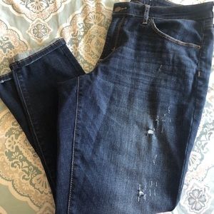 Slightly distressed ankle Capri